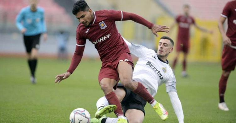 Jairo Morillas, de blanco, peleando por un balón en un partido en Malta. Foto: Matthew Mirabelli