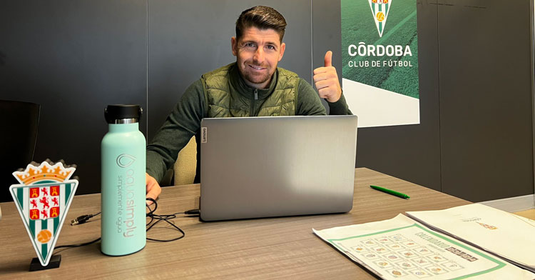 Javi Flores en su primer día en las oficinas de El Arcángel. Foto: CCF