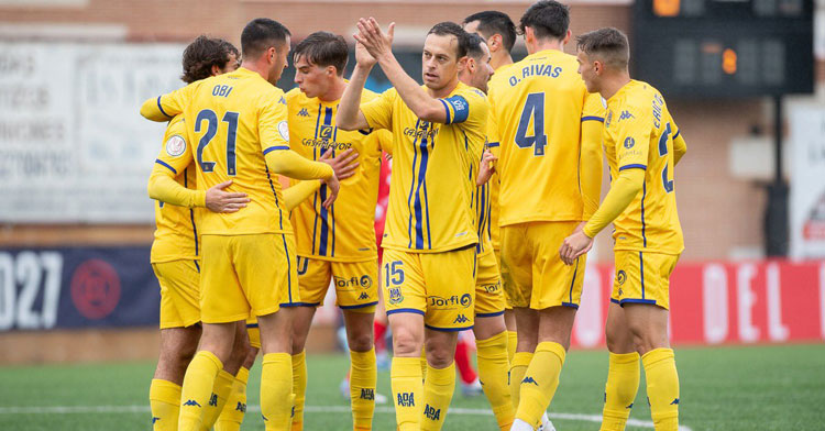 Javi Lara aplaude a su afición celebrando su tanto en Navalcarnero. Foto: AD Alcorcón