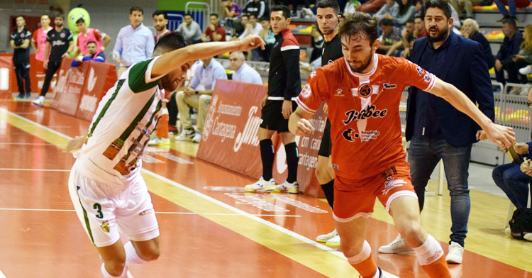 Josan gonzález, al fondo, siguiendo el juego de su equipo en Cartagena. Foto: Jimbee Cartagena