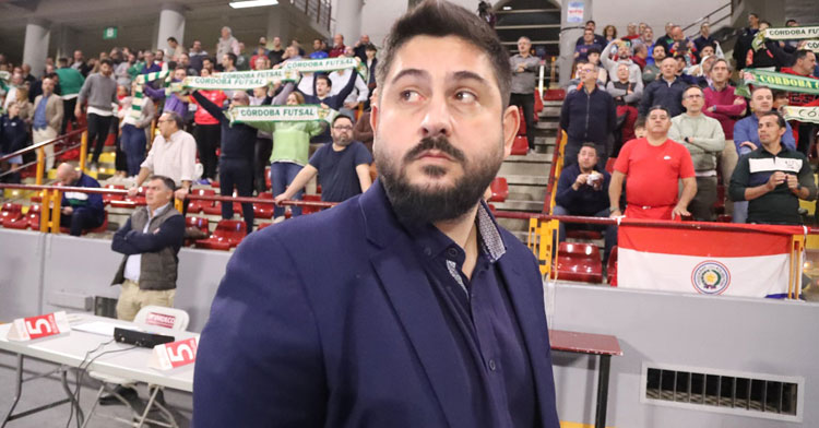 Josan González mirando al graderío poco antes de arrancar el partido. Foto: Córdoba Futsal