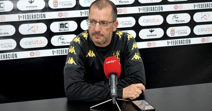 José Juan Romero en una rueda de prensa de esta temporada. Foto: Ceuta TV