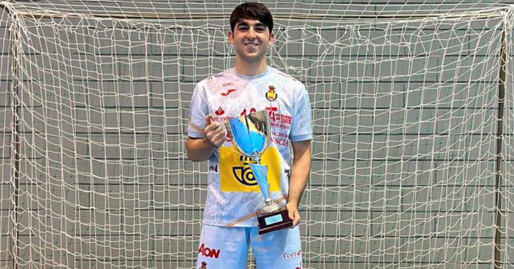 José Luis Castilla posando con el trofeo. Foto: CBM