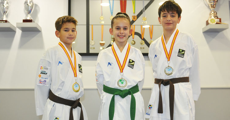 Los tres medallistas con sus preseas. Foto: Club Kimé