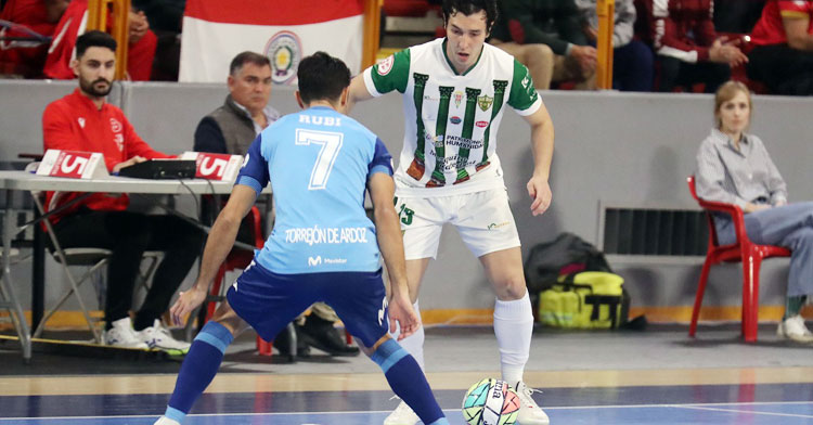 Kenji trata de encarar a Rubi Lemos. Foto: Córdoba Futsal