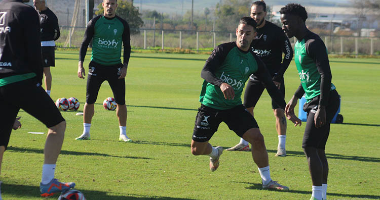 Kike Márquez intentando robar el balón en el rondo.