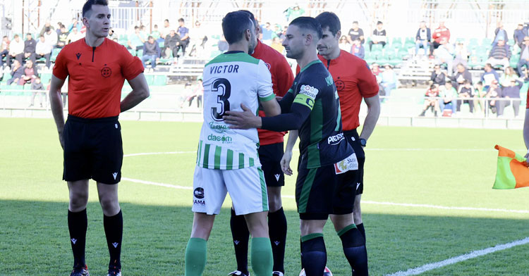Kike Márquez saludando al capitán local.