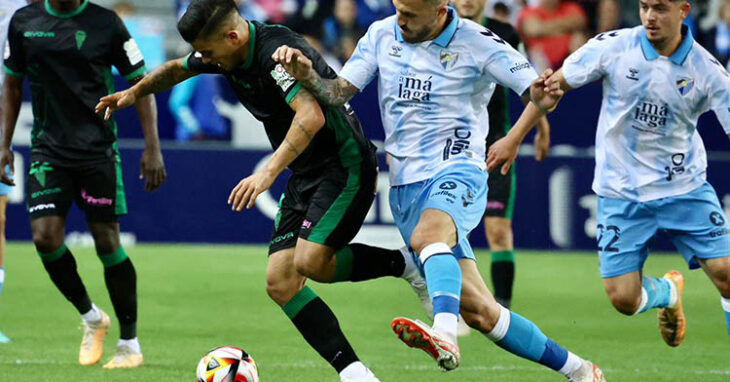 Kuki Zalazar intentando marcharse de un jugador del Málaga.