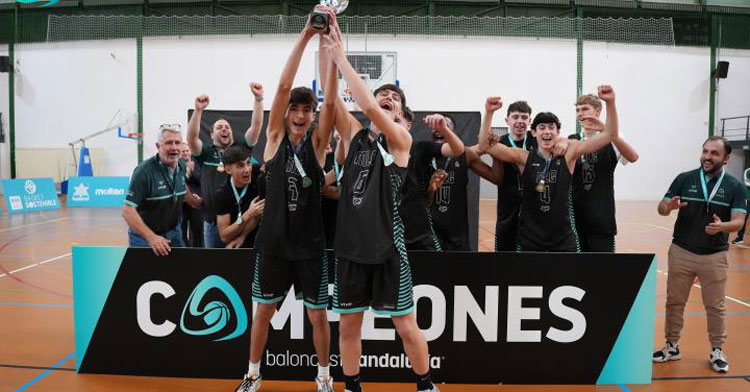 La selección de Málaga levantando el trofeo de ganadora. Foto: FAB