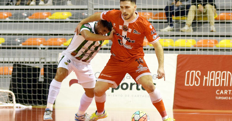 Damián Mareco peleando con un jugador del club cartagenero. Foto: Jimbee Cartagena