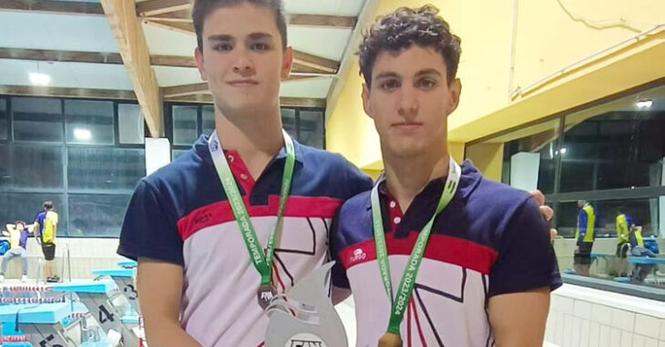 Los medallistas del Navial con sus preseas al cuello y el trofeo colectivo logrado en Jaén. Foto: Club Navial