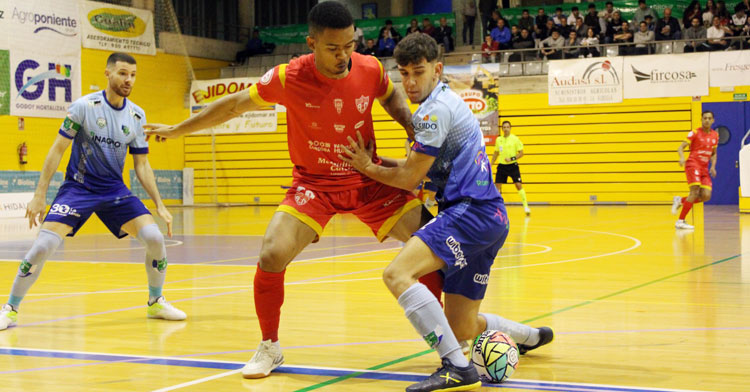 Osamanmusa peleando una pelota con un jugador ejidense. Foto: El Ejido Futsal