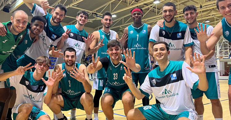 Los chicos del UCB Camper Eurogaza posando tras un nuevo triunfo