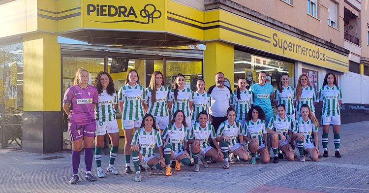 La plantilla de las jugadoras blanquiverdes y su técnico, Chico, en Piedra. Foto: @Piedra_Oficial