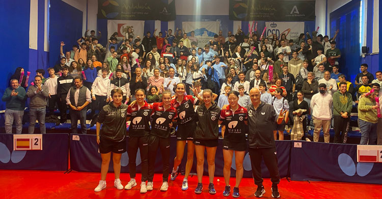 La foto del equipo prieguense junto a su hinchada