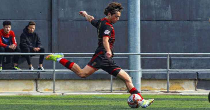 Rafa Álvarez golpeando el esférico. Foto cedida por el Salerm Puente Genil