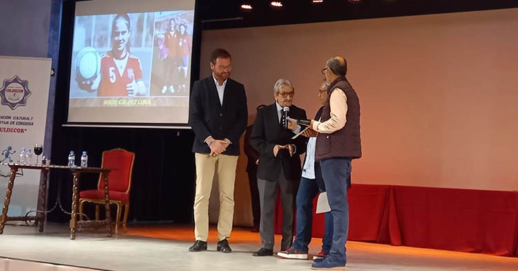 Rafael Jaén y Antonio Martín entregando el premio al padre de Rocío Gálvez.