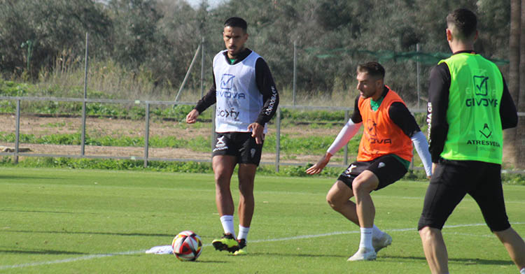 Recio controlando el balón ante Antonio Casas.