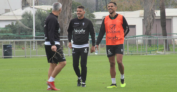 Recio sonriendo junto a Iván Ania y Negredo.