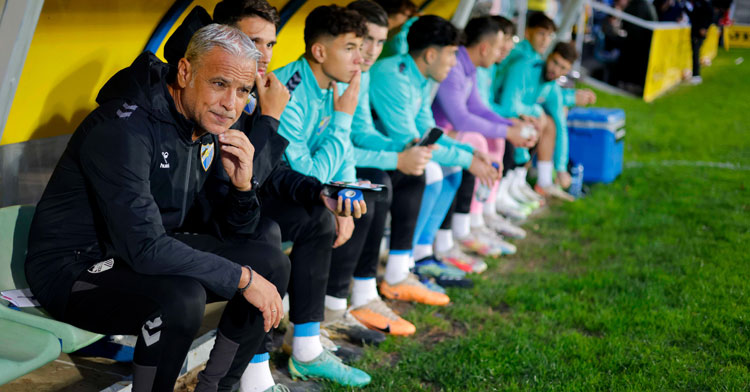 Sergio Pellicer sentando en el banquillo de Lasesarre durante el partido de Copa del Rey. Foto: Málaga CF