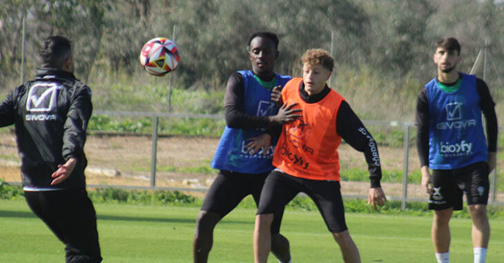 Simo disputando un balón a Diarra.