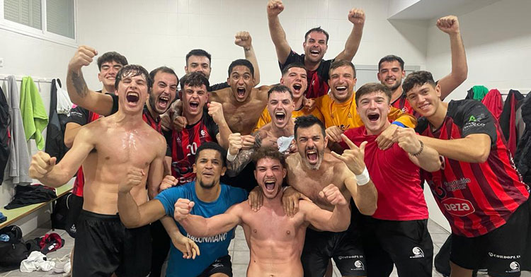 Los jugadores del Cajasur como locos en el vestuario de El Pandero. Foto: CBM
