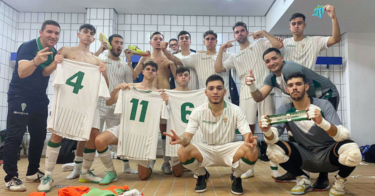 Los chavales de Lolo Vinos más que felices en el vestuario en Murcia. Foto: Córdoba Futsal