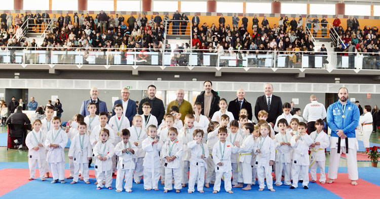 Una foto de familia de varios de los medallistas en Posadas. Foto: Delegación Cordobesa de Karate