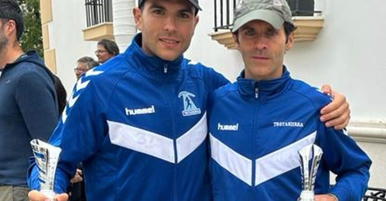 Jesús Alguacil y Andrés Moreno, segundo y primero respectivamente en la meta de Cabra. Foto: Club Trotasierra
