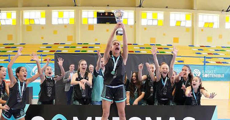 Las jugadoras cordobesas alzando el título. Foto: FAB