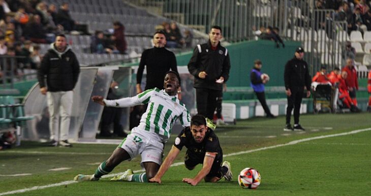 Adilson en la lucha del balón ante la mira del entrenador Iván Ania. Foto: Paco Jiménez