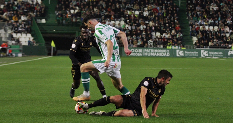 Albarrán supera a un jugador del Castellón. Foto: Paco Jiménez