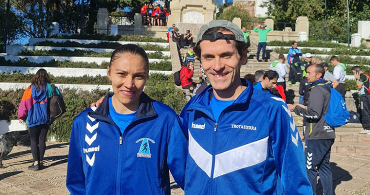 Los atletas del Trotasierra Andrés Moreno y Lisa Esquivel disfrutando de su victoria en la Subida a las Ermitas.