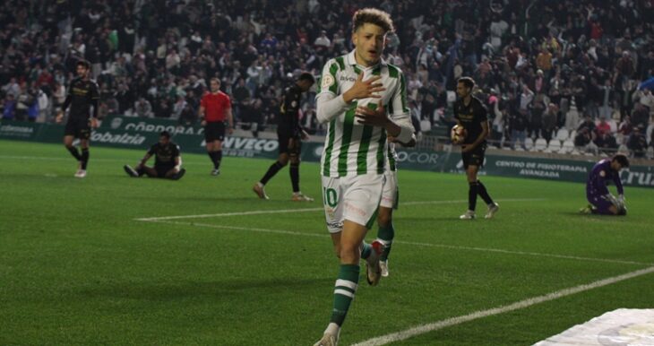 Simo marcando el segundo gol cordobesista ante el Castellón. Autor: Paco Jiménez