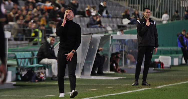 El entrenador blanquiverde dando órdenes a los suyos. Autor: Paco Jiménez.