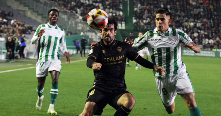 Kuki Zalazar peleando por una pelota con un jugador del Castellón. Autor: Paco Jiménez