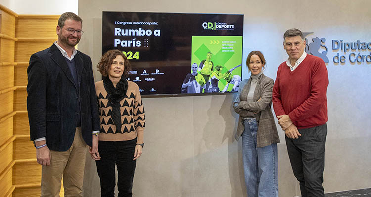 El diputado de Deportes, Antonio Martín, la jefa del servicio de Deportes de la Junta de Andalucía en Córdoba, Sol Merina, posando a la izquierda junto al cartel del II Congreso Olímpico de Cordobadeporte, con la presidenta del IMDECO, Marian Aguilar, y David Jurado a la derecha.