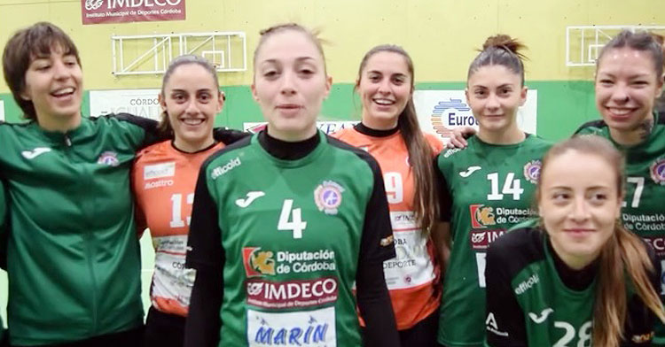 Varias jugadoras del Adesal bromean tras el triunfo contra el UCAM Murcia. Foto: La Clasi