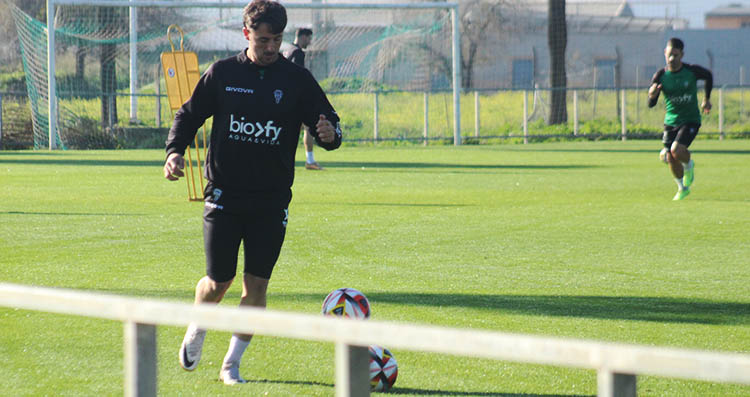 Adri Castellano esta mañana en la Ciudad Deportiva en el calentamiento previo al entrenamiento.