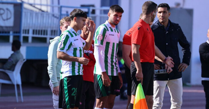 Adrián Vázquez instantes antes de debutar con el Córdoba en Melilla, al lado de Óscar Jiménez, que repetía participación. Foto: CCF