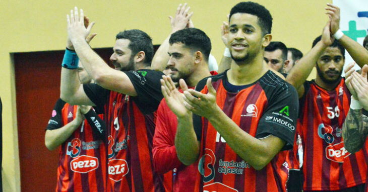 Los aplausos de los felices jugadores del Cajasur a la grada de Fátima. Foto: CBM