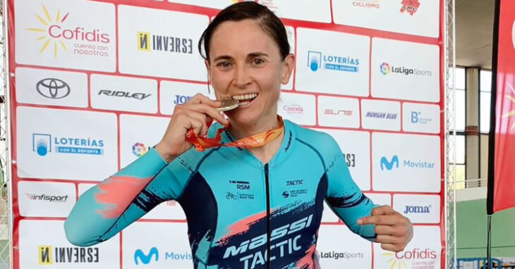 Belén López mordiendo una medalla tras uno de sus éxitos ciclistas