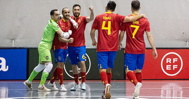 Boyis celebrando uno de los goles de España junto a sus compañeros. Foto: RFEF