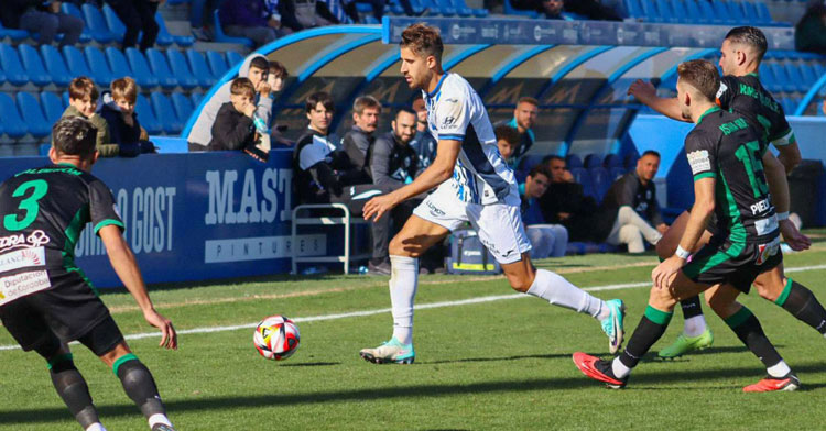 Calderón, de espaldas con el 3, acabó expulsado. Foto: Atlético Baleares