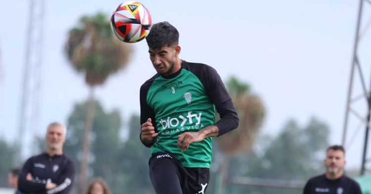 Calderón ganando una pelota por alto en un entrenamiento. Foto: CCF