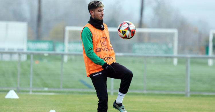 Calderón juguetea con una pelota este jueves en la Ciudad Deportiva. Foto: CCF