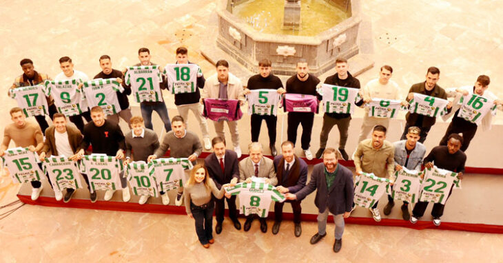 Los jugadores del Córdoba exhibiendo sus camisetas en el acto del martes en Diputación. Foto: CCF