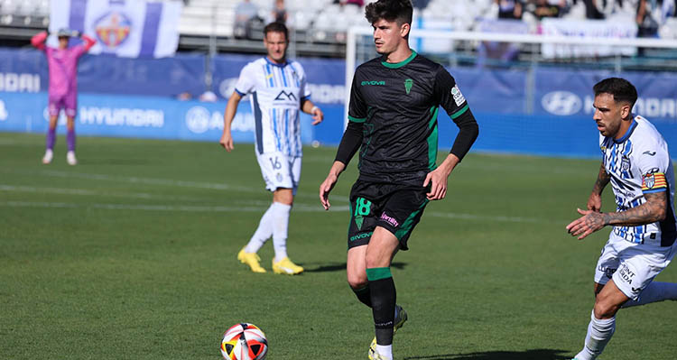 Carlos García saliendo con el balón jugado dejando atrás al capitán del Atlético Baleares.