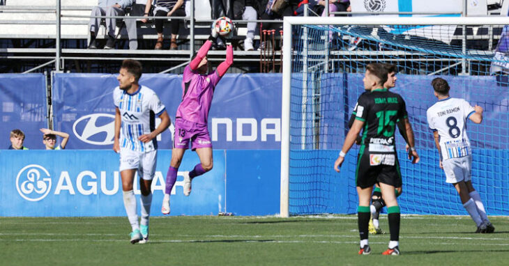 Carlos Marín atrapando una pelota en el choque contra el Atlético Baleares. Foto: CCF