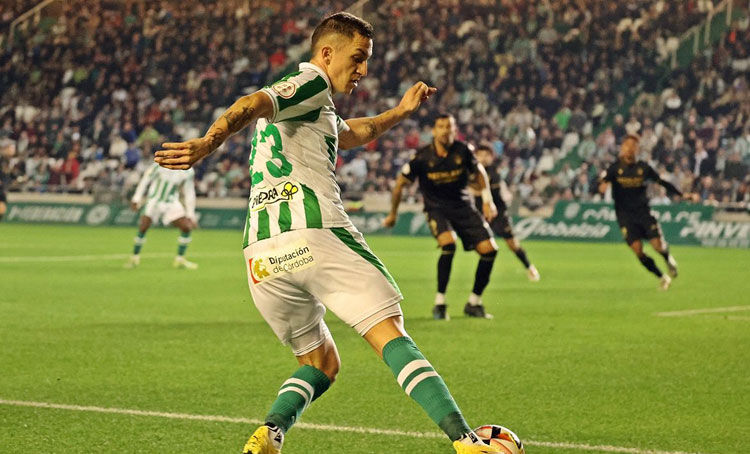 Carracedo intentando uno de sus pases de gol ante el Castellón. Foto: CCF